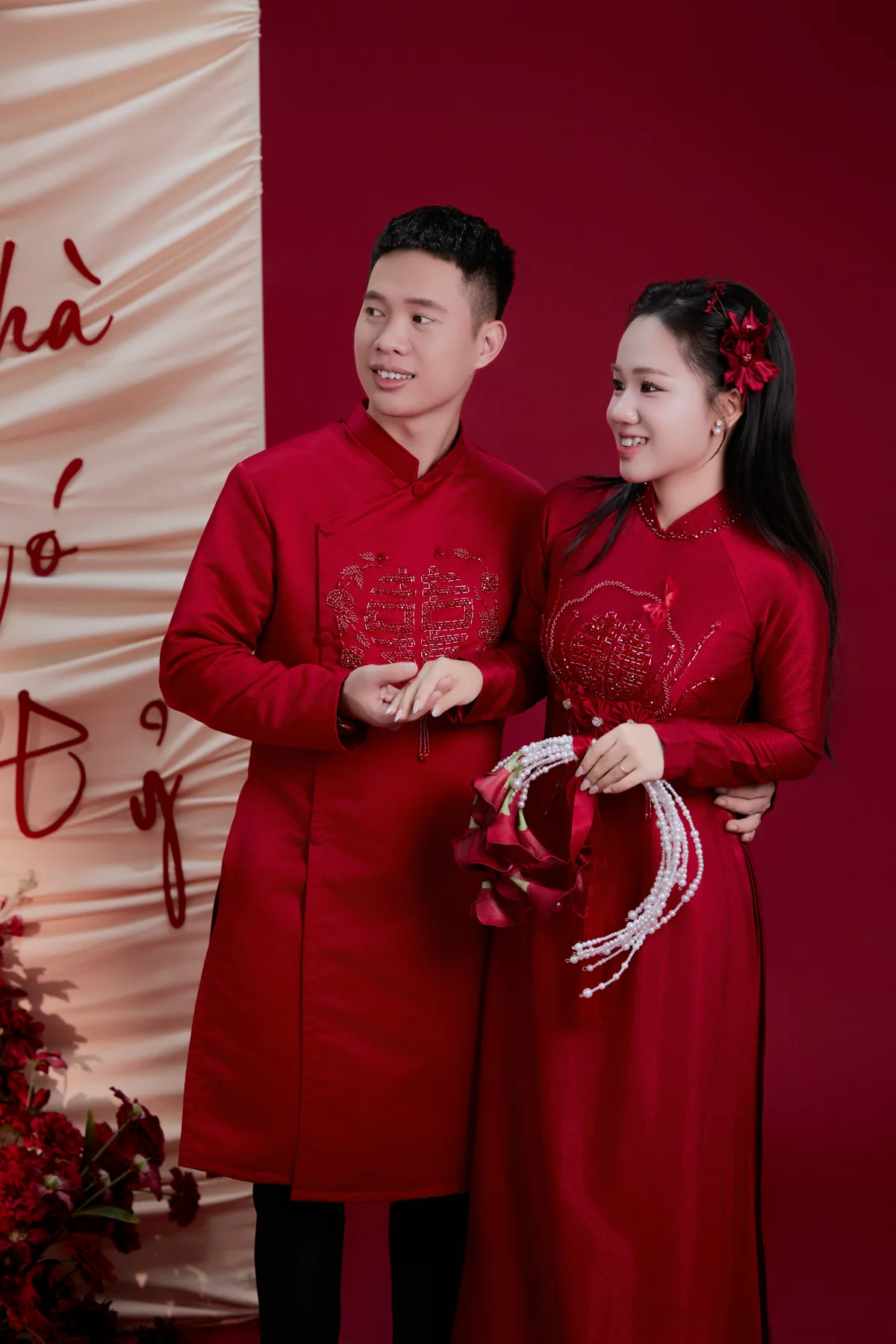 Lương và Trang trong trang phục cưới truyền thống