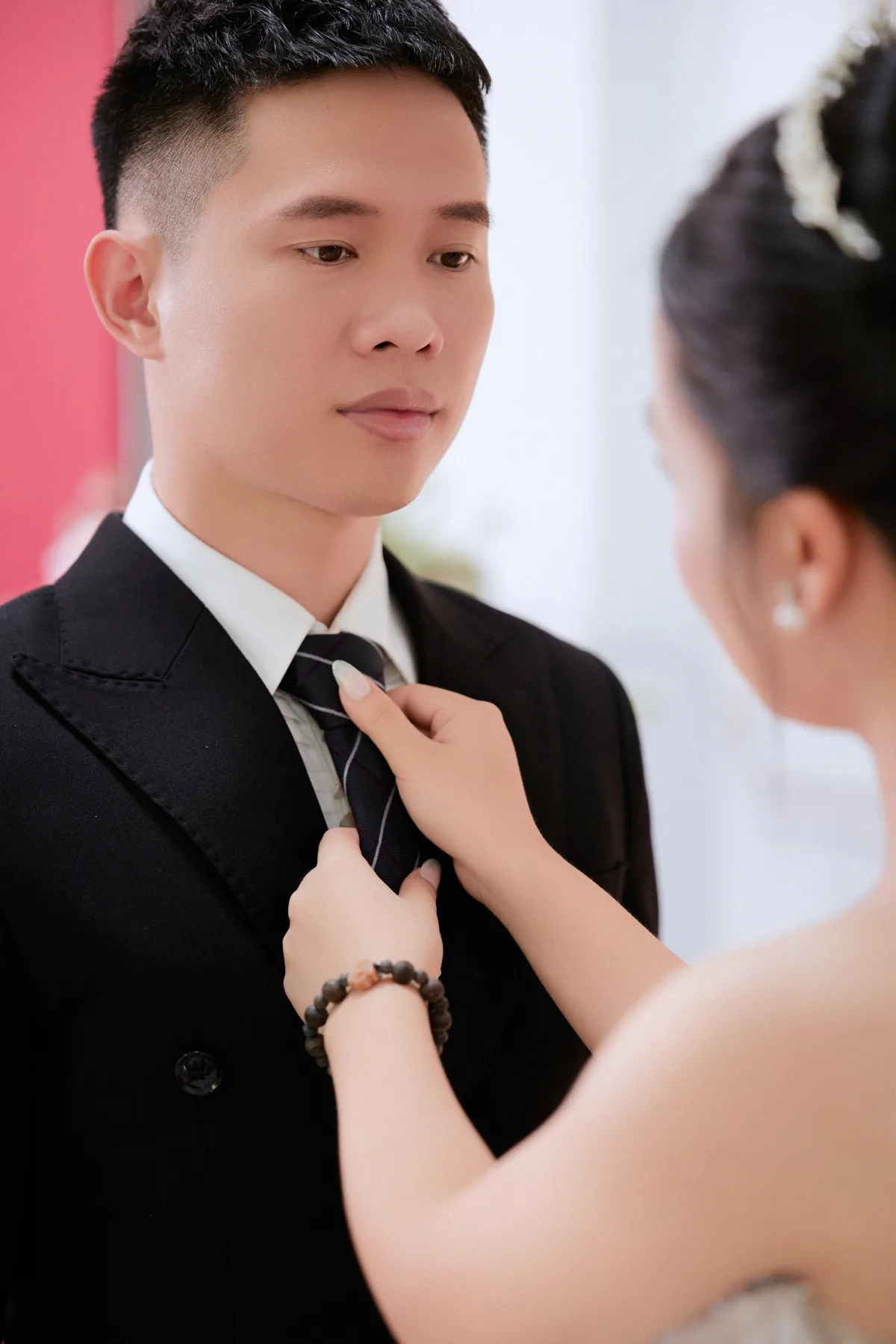 Cô dâu chỉnh cà vạt cho chú rể