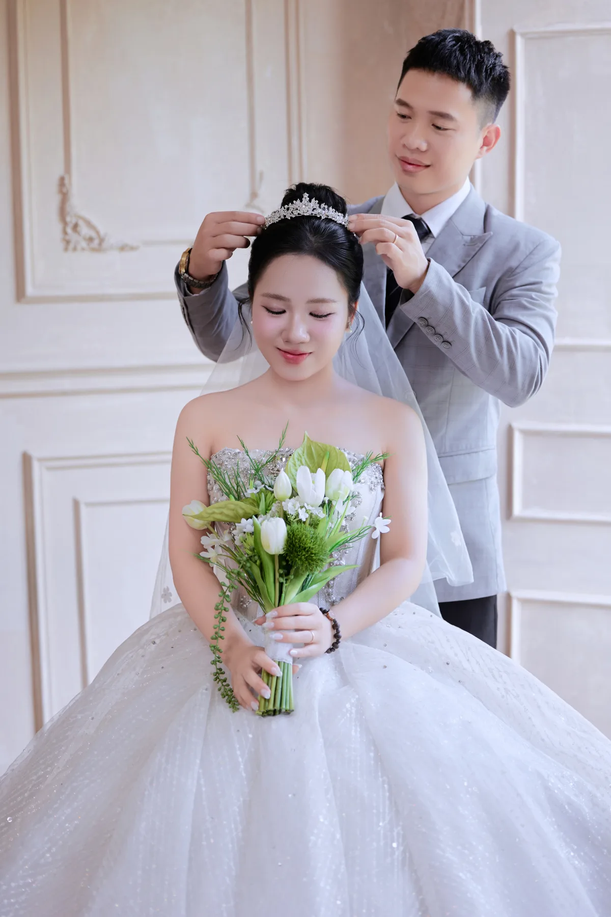 Chú rể đội vương miện cho cô dâu