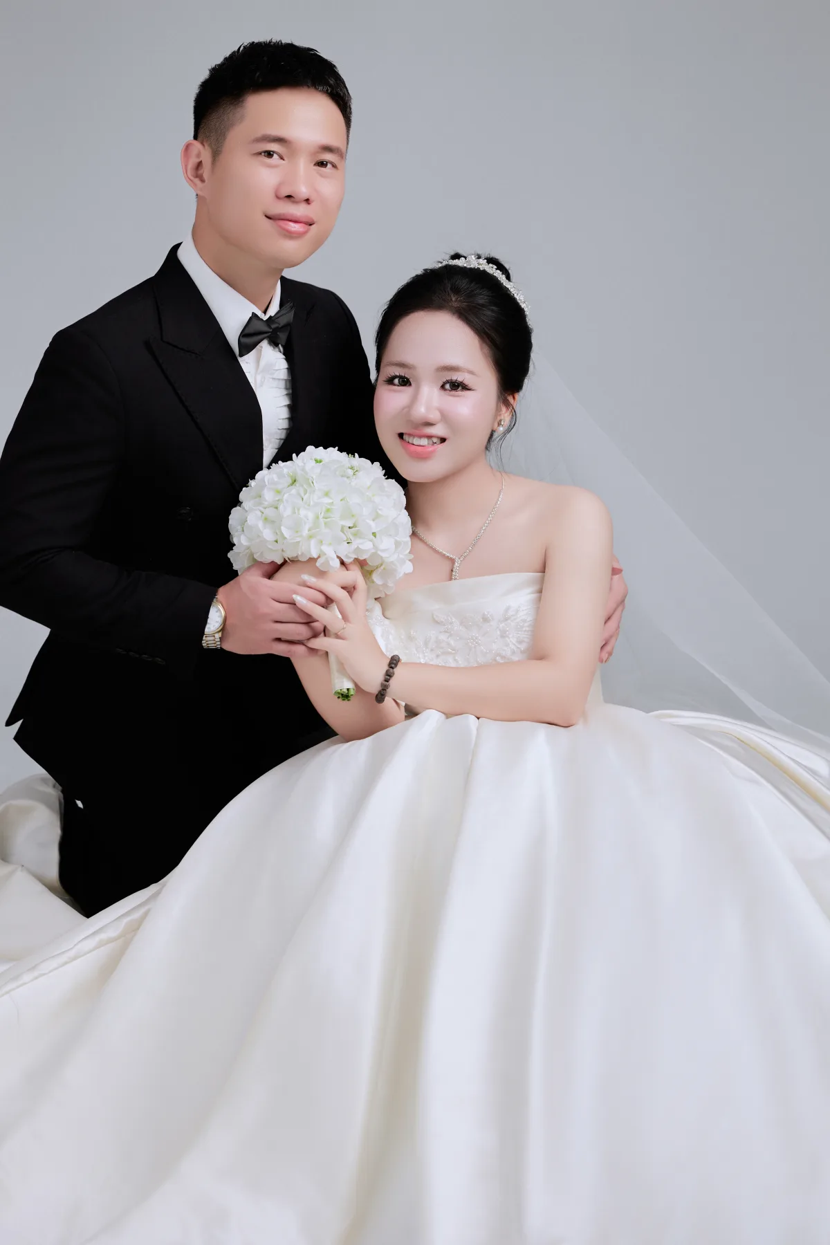 Khoảnh khắc gần gũi của cô dâu chú rể