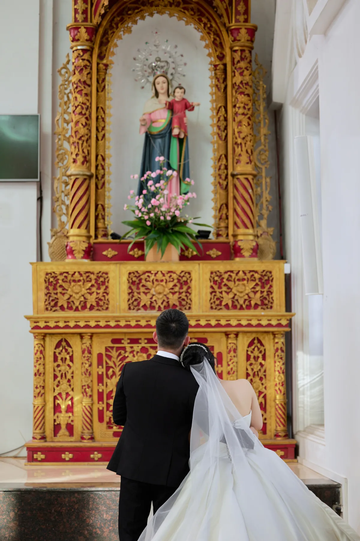 Lương và Trang trước tượng Đức Mẹ